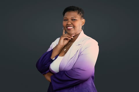 Retrato profesional de mujer sonriente con blazer ombre morado y blanco