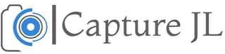 Logo de Capture JL con un icono de cámara con círculos concéntricos azules y texto gris